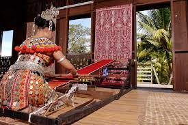Menjelajah Sarawak dalam masa setengah Hari adalah slogan Kampung Budaya Sarawak. Mempamirkan 7 buah rumah dari 27 kaum etnik yang ada di Sarawak.